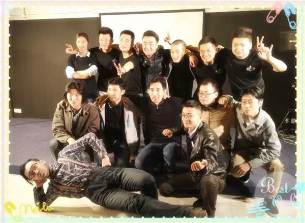 表演結(jié)束，看這哥們兒，為了和演員合影也是蠻拼的！