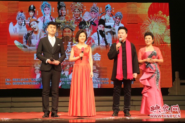 戲迷春晚主持人月陽（右二）、李亞楠（右一）、王巖（左二）、王曉凡（左一）
