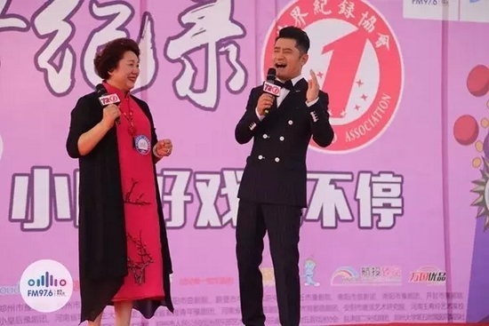 原來是關(guān)大帥哥的演唱，逗笑了全場觀眾