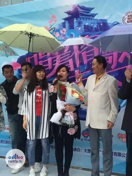 海波瞞著妻子，請來妻子的家人，耿梅驚喜感動，喜極而泣~