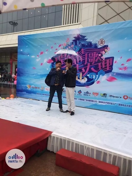 這位男士向遠(yuǎn)在家鄉(xiāng)的妻子隔空表白，勇氣真是大大的，您對妻子的愛，已經(jīng)超越萬水千山。