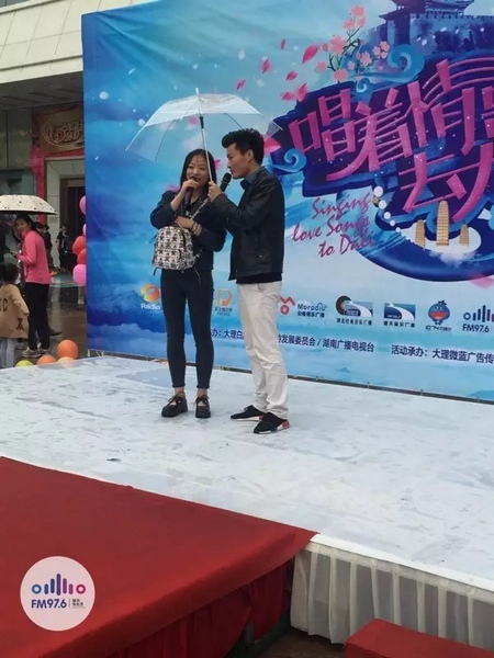 這是一位在校大學(xué)校，暗暗的喜歡純純的愛。