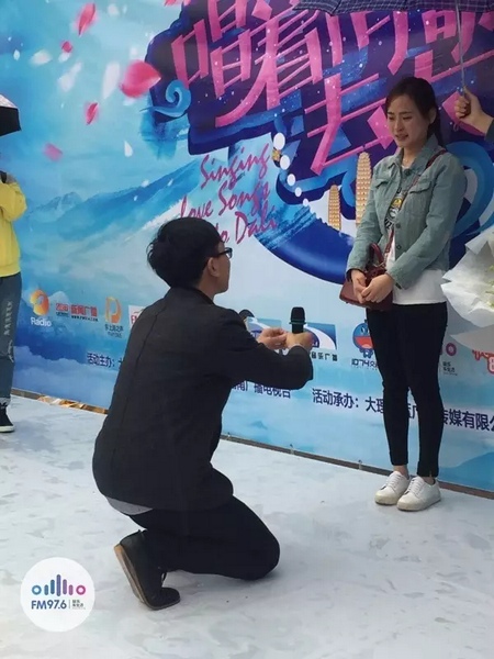 蘇世龍手捧戒指，單膝跪地向夢夢求婚，夢夢激動的說不出話來，點(diǎn)頭答應(yīng)~