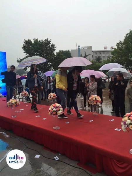 　　好友從屏幕后面走出來，他們特意從陜西、平頂山趕來為兩人送出祝福。