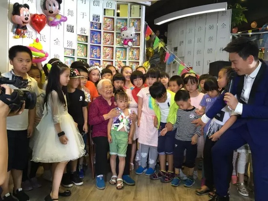 　　豫劇表演藝術(shù)家高潔老師和孩子們在一起，講述自己和戲曲的故事，祝福所有的小朋友節(jié)日快樂。