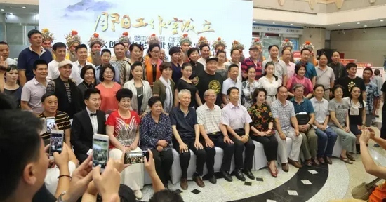 諸多藝術(shù)家和社會(huì)各界人士以及唐派弟子、戲迷到場祝賀