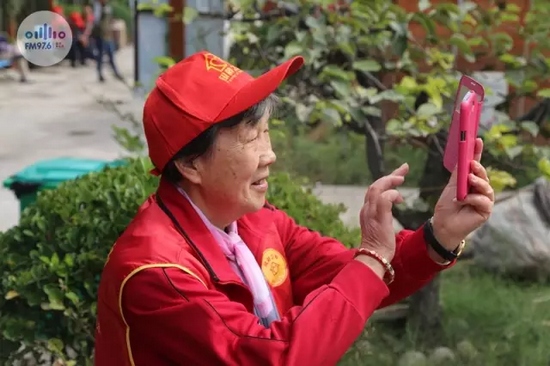 爺爺奶奶叔叔阿姨被盛運莊園的景致吸引，紛紛拍照留影
