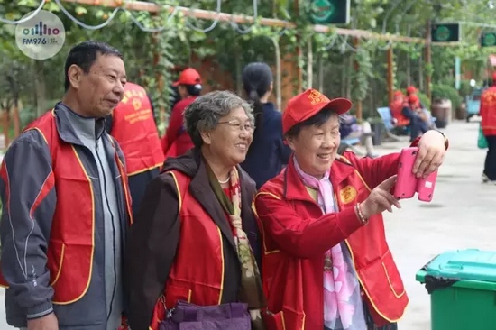 爺爺奶奶叔叔阿姨被盛運莊園的景致吸引，紛紛拍照留影