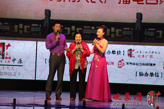 著名越調(diào)表演藝術(shù)家、越調(diào)皇后毛愛(ài)蓮（中）