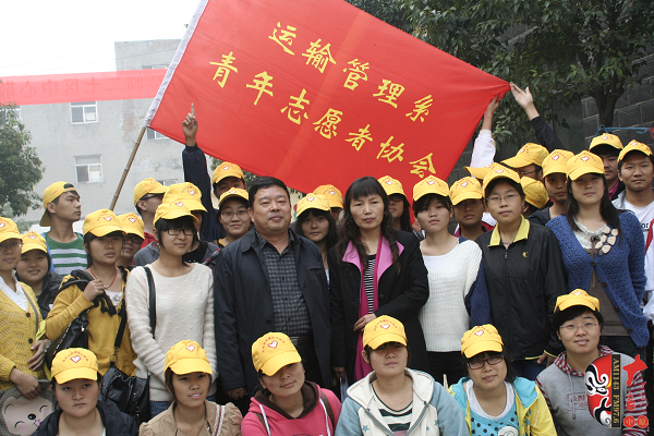 現(xiàn)場擠滿了來自各個大學的志愿者