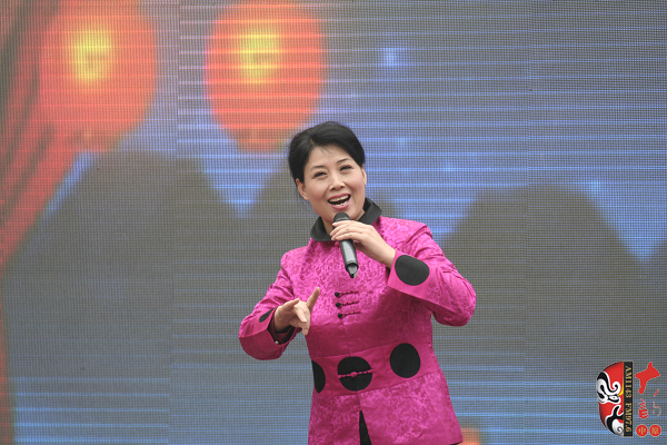 著名曲劇表演藝術(shù)家、中國戲劇梅花獎獲得者方素珍演唱曲劇《風雪配》選段“今日是我出閨的前一天晚上”