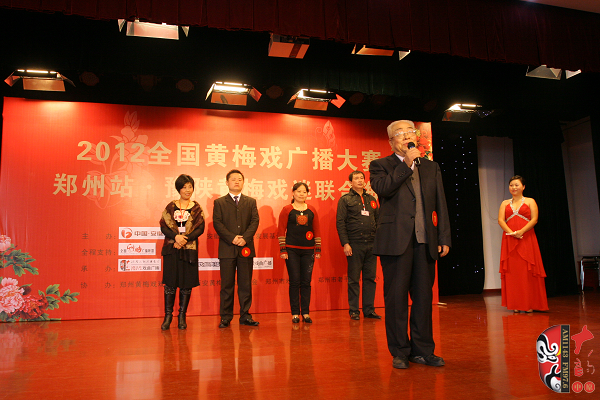 選手五人一組上臺(tái)表演，臺(tái)上為第一組選手