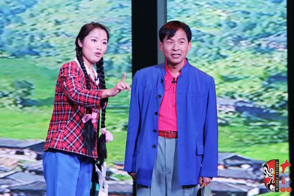 第二場，河南省豫劇三團優(yōu)秀演員劉海功（右）飾栓保，安陽市票友景永芳（左）飾銀環(huán)