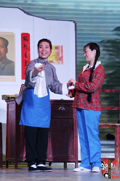 第三場，河南電臺戲曲廣播總監(jiān)木子（左）飾栓保娘，《梨園星秀場》《有你就有戲》主持人媛媛（右）飾銀環(huán)