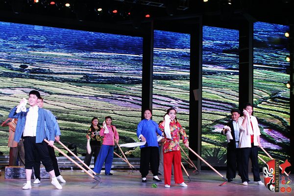 群眾勞動場面，劇中演員包含票友、專業(yè)演員、戲迷