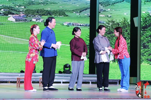 著名戲曲節(jié)目主持人、河南電臺戲曲廣播當家小生月陽（左二）反串飾演二大娘