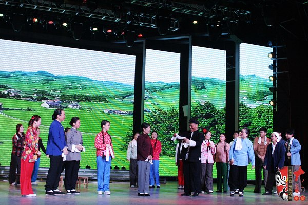眾鄉(xiāng)親場面——包含河南電臺戲曲廣播主持人，專業(yè)戲曲演員、戲曲票友，河南電臺戲曲廣播聽眾