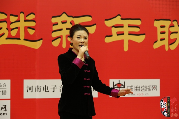 戲曲廣播主持人王唯、曉琴、丁蘭、李鋮及鄭州市曲劇團優(yōu)秀演員張娜共同表演的小品《賣鞋》
