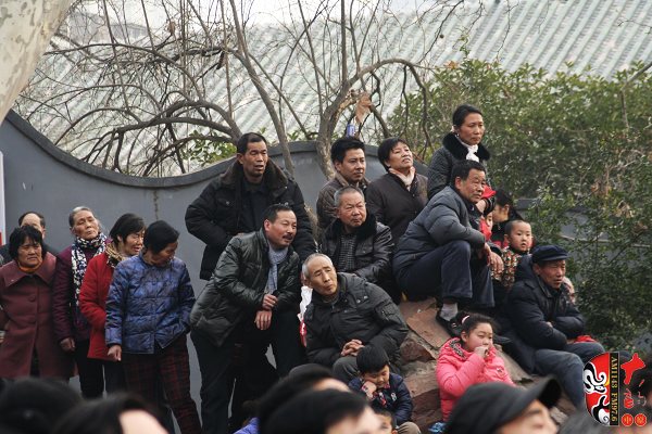人民公園演出現(xiàn)場(chǎng)擠滿了觀眾，圖為觀眾爬上假山山頭