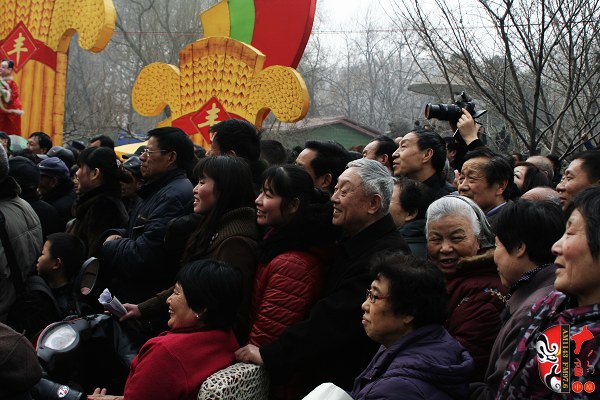 人民公園現(xiàn)場(chǎng)人頭攢動(dòng)，其他媒體記者不得不舉起相機(jī)拍照