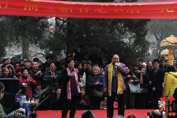 著名豫劇表演藝術(shù)家楊華瑞（左）、王善樸（右）合唱歌曲《天不下雨天不刮風(fēng)天上有太陽(yáng)》