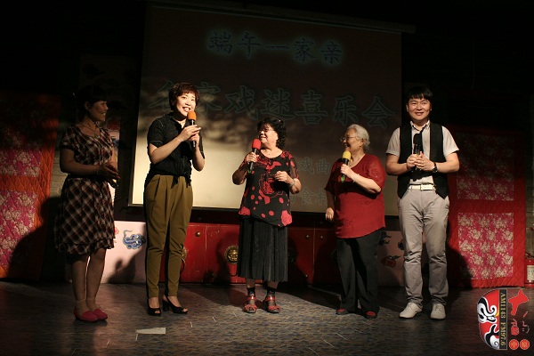 戲曲廣播總監(jiān)木子、豫劇表演藝術(shù)家楊華瑞、高潔、戲曲廣播當(dāng)家小生月陽、票友張華合作表演《朝陽溝》選段
