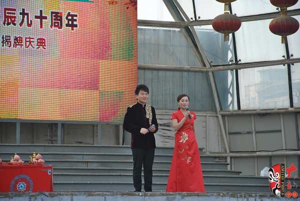 主持人：河南電臺(tái)戲曲廣播副總監(jiān)張彤（右）、著名戲曲節(jié)目主持人、戲曲廣播當(dāng)家小生月陽(yáng)（左）