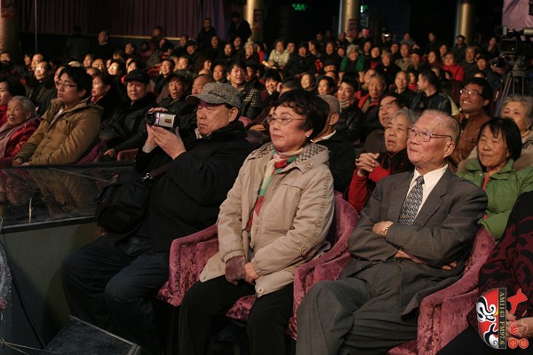 著名豫劇表演藝術(shù)家張?jiān)聵s(中)、臺(tái)灣知名學(xué)者趙明普(右)