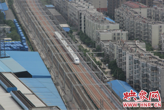 4日上午8點(diǎn)10分，隨著一聲汽笛長(zhǎng)鳴，一列“子彈頭”列車緩緩駛出鄭州車站。