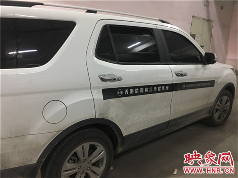 車身上按要求貼著廣告。