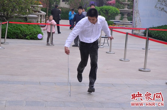 說是比賽，其實(shí)就是活力的釋放，就是開心的海洋，丟沙包、踢毽子、三人四足、滾鐵環(huán)等項(xiàng)目