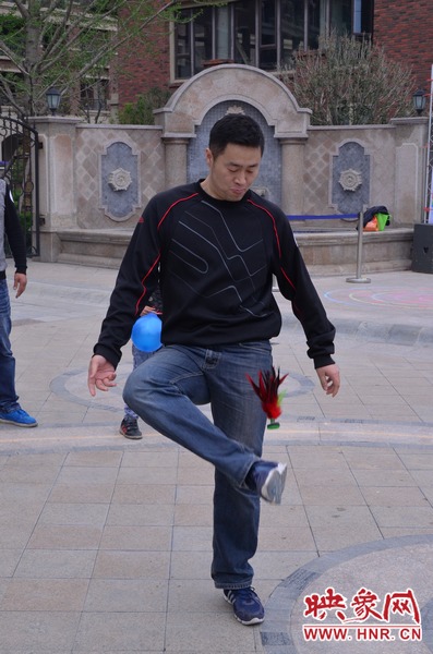 說是比賽，其實(shí)就是活力的釋放，就是開心的海洋，丟沙包、踢毽子、三人四足、滾鐵環(huán)等項(xiàng)目