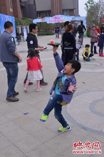 小弟弟，你玩?zhèn)€托球不用這么夸張吧，哈哈！