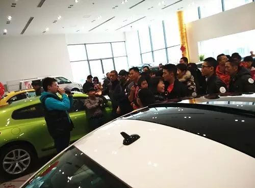 現(xiàn)場活動由私家車廣播《999車生活》主播飛揚、佳雨主持，新年呵護，溫暖你一路。