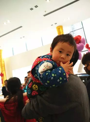 小朋友雖然你骨骼清奇，但是米、油你照樣拎不動啊，還是乖乖的油卡拿好吧。