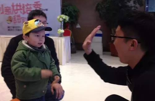 老楊你真心的是童心未泯啊，來，跟叔叔Give Me Five！