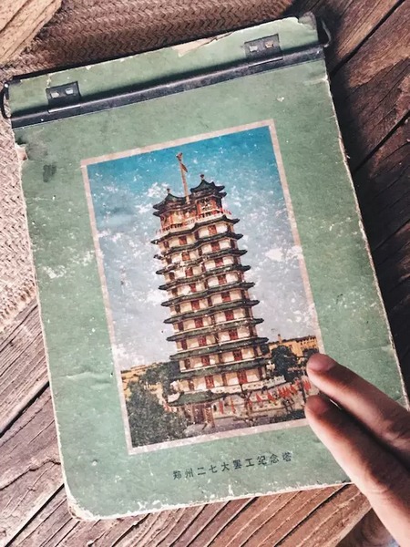 我們撫摸著鄭州的歷史，從中了解它的厚度。