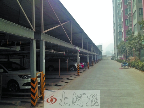 中原區(qū)新禧園小區(qū)，靠著圍墻的空地，建成兩層立體車庫。