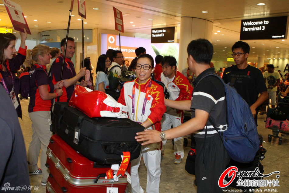 中國奧運代表團(tuán)抵達(dá)倫敦