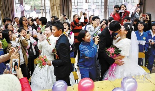 10對老師新人在校園里舉行集體婚禮，在教室里接新娘、拜堂