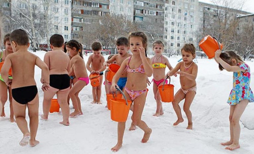 幼兒園的兒童身穿泳裝，在零下25度的雪地里沖涼水澡。