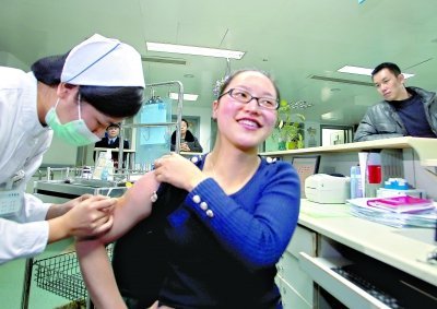 昨日，向雪敏在同濟(jì)醫(yī)院血液科病房打動(dòng)員劑，丈夫陳武右在身后注視著妻子 記者傅克強(qiáng)