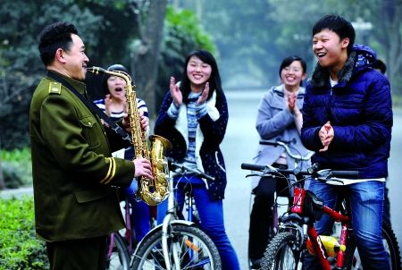 自學三種樂器，大學保安哥夢想開音樂會