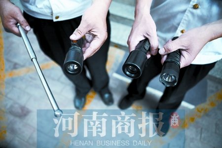 鄭州8名小學生持警棍、電擊槍街頭“火拼”