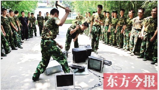 為了讓孩子表達(dá)戒除網(wǎng)癮的決心，學(xué)校組織孩子親手砸毀電腦