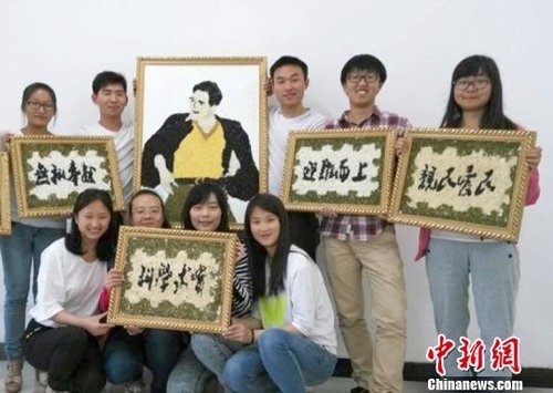 大學(xué)生們?yōu)榧o念焦裕祿，用黑豆、綠豆、大米等糧食在硬紙板上創(chuàng)作的糧食畫