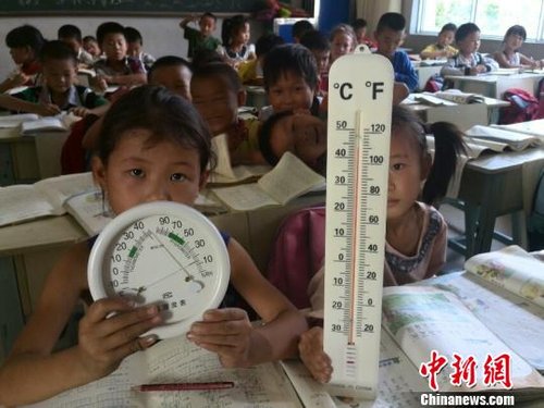 6月3日，下午四點，昆明市東川區(qū)因民鎮(zhèn)中心學(xué)校一年級教室溫度達到44℃