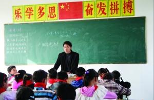 張從友先把妻子帶到學校，然后會準時為學生們上課