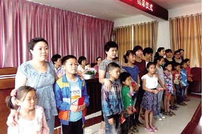 身后的“代理媽媽”，使留守兒童的身心有了依靠