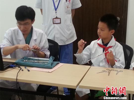 兒童暑期“職業(yè)體驗(yàn)” 醫(yī)生、警察職業(yè)受熱捧
